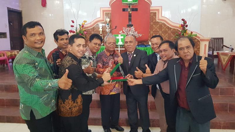 Perwakilan pengurus saat memberikan cenderamata ke PMJ GKPS Sindar Raya