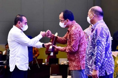 Bupati Humbahas Terima Penghargaan Pembangunan Daerah Terbaik Ke-III Tingkat Kabupaten/Kota Sumut