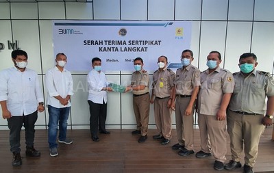 Kantor Pertanahan Langkat Serahkan 100 Sertipikat ke PT PLN (Persero) UIPSBU 