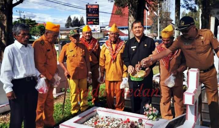 Peringati Hari LVRI ke 63 Karo, Bupati dan Veteran Tabur Bunga di Makam Pahlawan