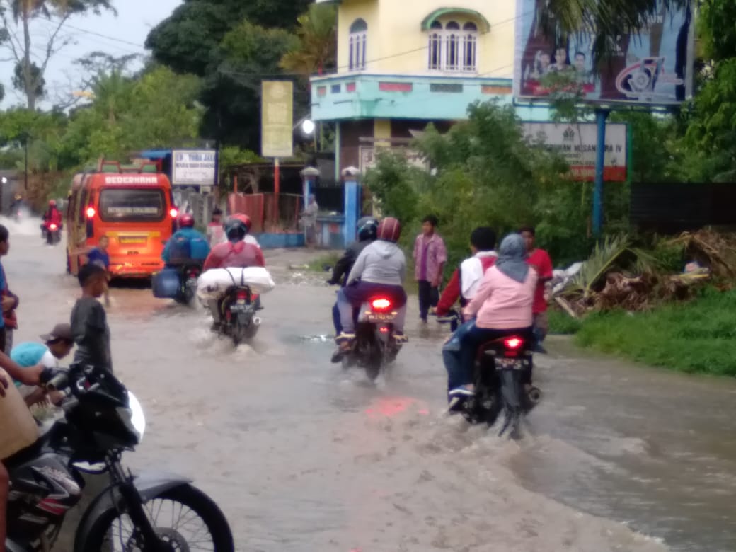 Banjir Kiriman PTPN IV Genangi Jalan Besar Kecamatan Panei, Warga Resah dengan Jalan Berlubang