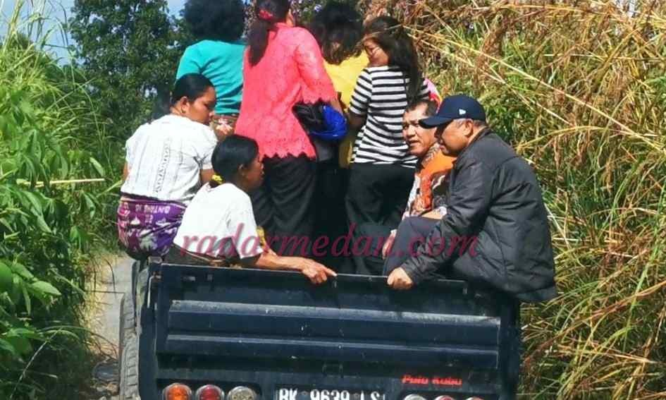 Bupati Karo Bersama Warga Naik Pick Up, Tinjau Jalan Rusak di Kubu Simbelang