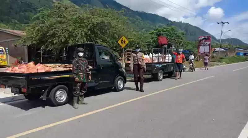 Polres Samosir Salurkan Bantuan Sembako Kepada Masyarakat Terdampak Pandemi Covid-19