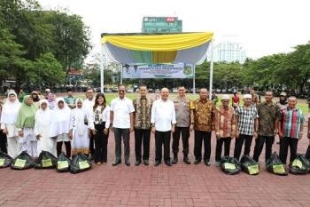 Walikota Medan dan Menteri Sosial Bagikan Seribu Paket Sembako