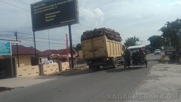 Warga Bilah Hilir Khawatirkan Truk Sawit Tanpa Jaring Pengaman