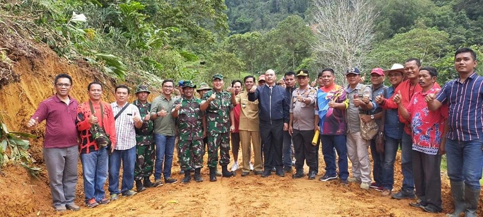 Bupati Taput Tutup Karya Bakti Pembukaan Jalan Penghubung Desa Rura Julu Dolok dan Desa Hutajulu 