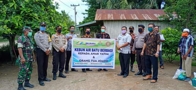 Ditengah Covid-19 PTPN IV Air Batu Berbagi Kepada Anak Yatim dan Orang Tua Jompo 