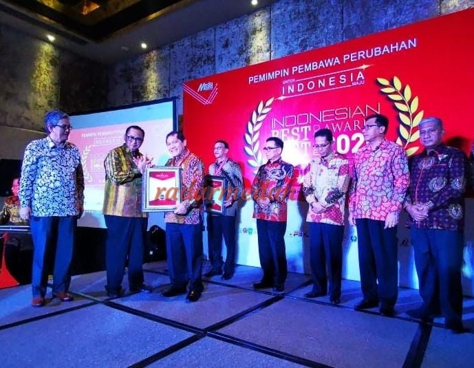 Bupati Karo Menerima Best Of The Best Leader Seven Media  Award 2020 di Bali