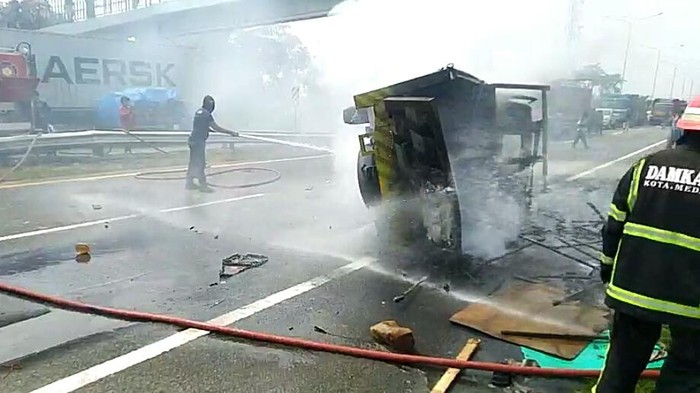 Truk Terbakar di Jalan Tol Medan Akibat Kecelakaan, Sopir Tewas