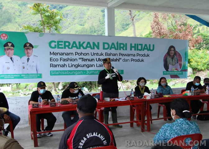 Bupati Dairi dan Ketua Dekranasda Dairi Tanam 1000 Pohon Bersama Masyarakat Silalahi
