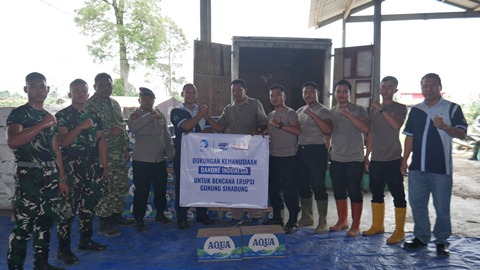 Peduli Keluhan Warga Terdampak Erupsi Sinabung Pabrik AQUA Berastagi Bagikan Air Minum