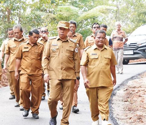 Tingkatkan Aksesibilitas dan Ekonomi Warga, Bupati Taput Tinjau Jalan Hotmix di Parmonangan