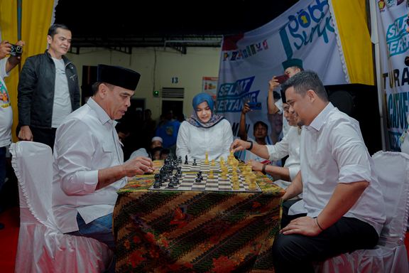 Meski Diguyur Hujan, Masyarakat Madina Padati Lokasi Turnamen Catur Bobby-Surya Cup