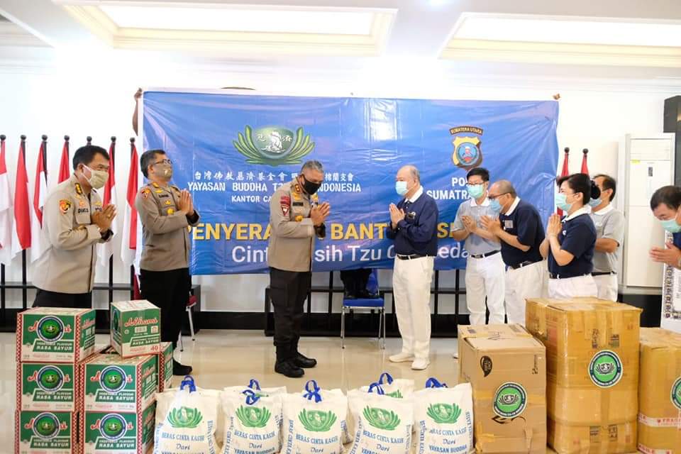 Kapolda Sumut Terima Bantuan Sembako dari Yayasan Budha Tzu Chi