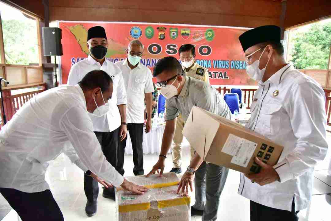 Gubernur Edy Ingatkan Patuhi Protokol Kesehatan Serta Bagikan Masker dan Sembako