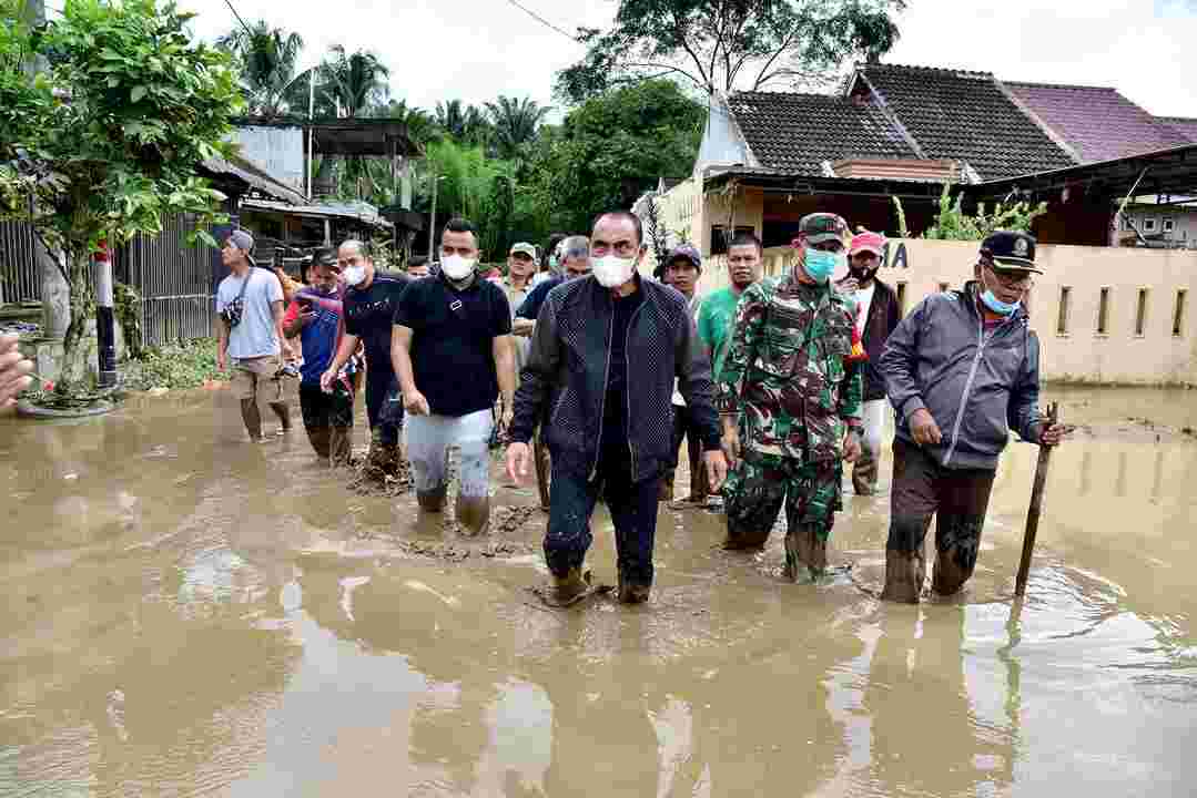 Gubernur Tinjau Lokasi Banjir, Siapkan Pengungsian Sementara Bagi Warga Terdampak