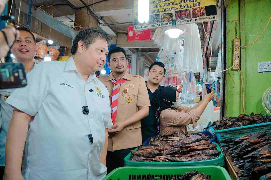 Wali Kota Medan Dampingi Menko Perekonomian Tinjau Harga Sembako di Pusat Pasar 
