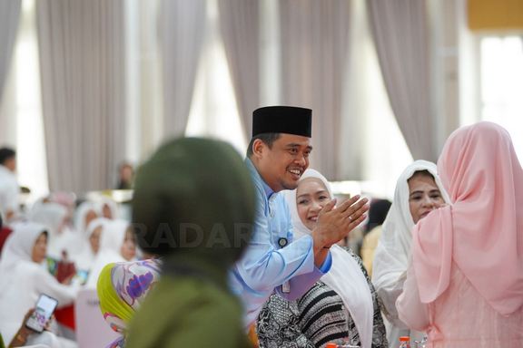 Hadiri Pengajian Silaturahmi Sejuta Umat, Ibu-ibu Heboh Minta Foto Bareng Bobby Nasution