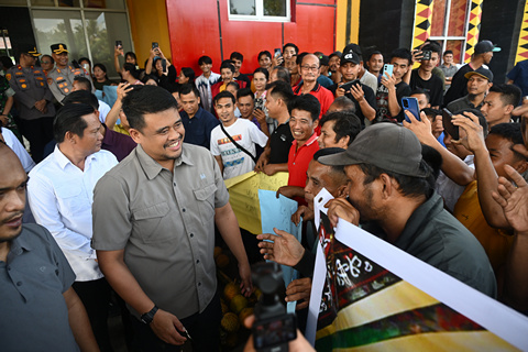Disambut Hangat Warga di Bandara Binaka, Bobby Nasution Awali Agenda Berkantor di Kepulauan Nias
