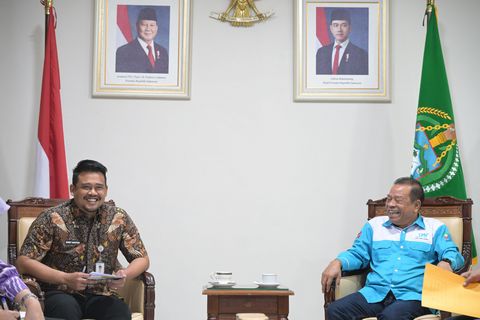 Gubernur_Terima_Audiensi_Buruh_03_.jpg
