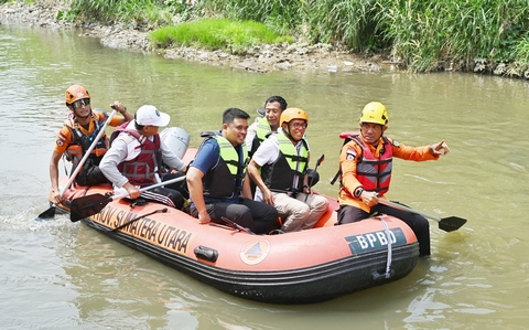 Aksi Nyata di HUT ke-18 Gerindra, Bobby Nasution Bersihkan Sungai dan Sapa Warga Aur