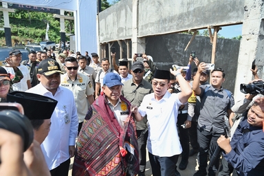 Gubernur Bobby Nasution Dampingi Mendagri Resmikan Huntara dan Penyerahan Bantuan DTH Tapsel
