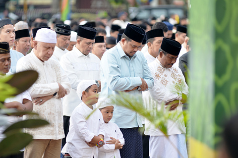 Gubernur Bobby Nasution Salat Iduladha Bersama Ribuan Warga Binjai, Pemprov Sumut Salurkan 167 Hewan