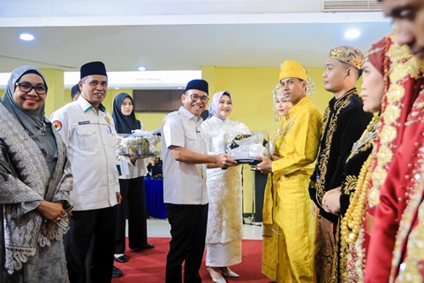 Nikah Massal 23 Pasangan, Zakiyuddin Harahap Serahkan Buku Nikah dan Hadiah Uang Saku Bagi Pengantin