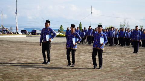 Peringatan HUT ke-54 KORPRI di Toba  ditandai Dengan Pemberian Penghargaan