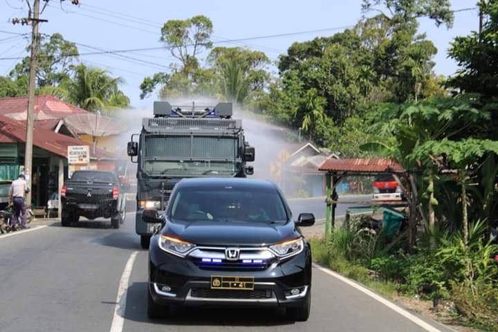 Polres Tapteng Semprotkan Disinfektan Disejumlah Titik Secara Serentak 