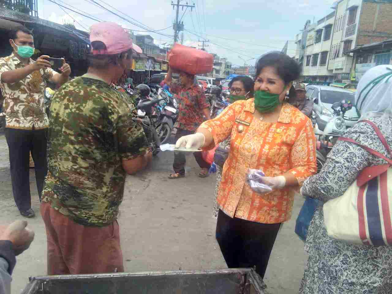 Wakil Bupati dan IBI Karo Bagikan Masker di Pusat Pasar Kabanjahe dan Berastagi