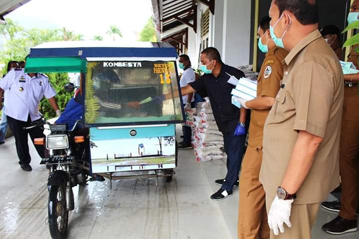 Bupati Tapteng Berikan Bantuan Beras kepada Tukang Becak Bermotor