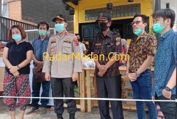 Polsek Medan Barat Bagikan Nasi Bungkus kepada Warga yang Membutuhkan