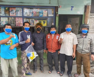 Ditengah Wabah Covid-19 PWI Asahan Berikan APD Kepada Loper Koran