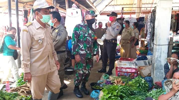 Camat Tapian Nauli Imbau Pedagang dan Pengunjung Pasar Jaga Jarak 