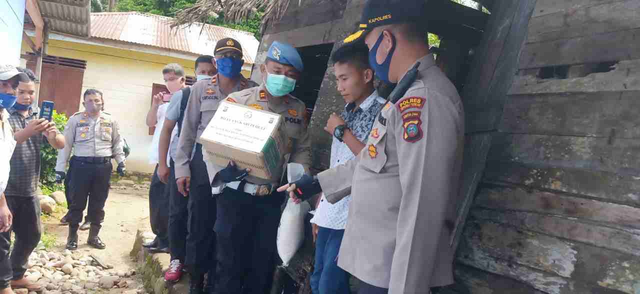 Peduli Dampak Covid-19, Polres Tapteng Kembali Berikan Bantuan kepada Warga 