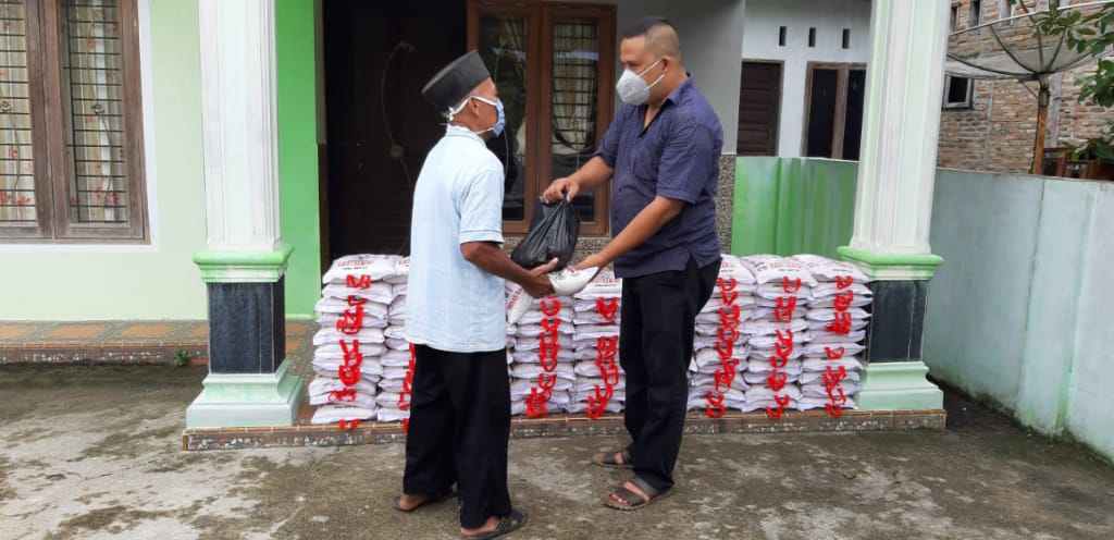 Gunakan Dana Pribadi Kades Buntu Pane Bagikan Sembako Kepada Kaum Duafa dan Anak Yatim