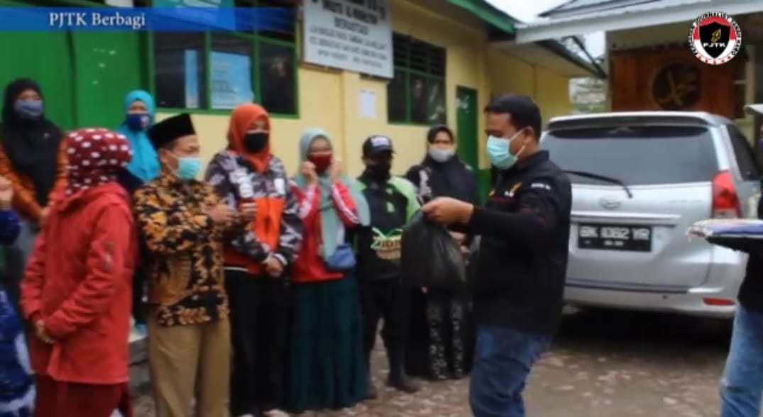 Aksi Sosial PJTK, Berbagi dengan Guru di Sekolah Alwaslyah Berastagi 