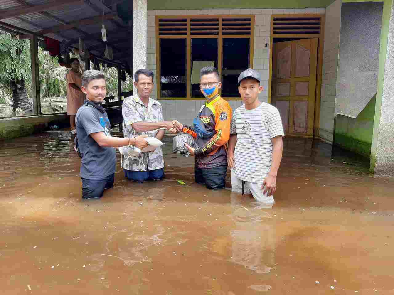 Tanggul Jebol, KNPI Labura Bantu Korban Banjir di Dua Desa