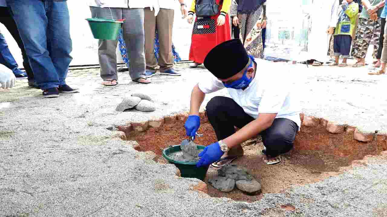 Bupati Tapanuli Tengah Lakukan Peletakan Batu Pertama Masjid Al Muslimin Pandan