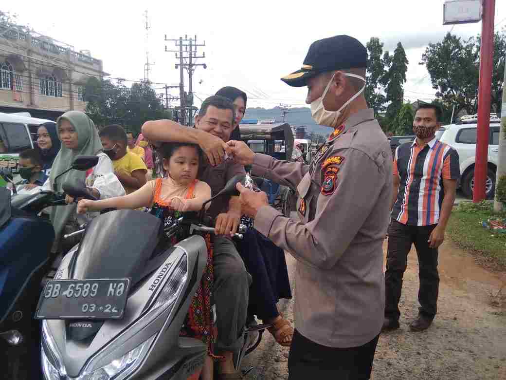 Polres Tapteng Bagikan Takjil Buka Puasa Bagi Pengguna Jalan