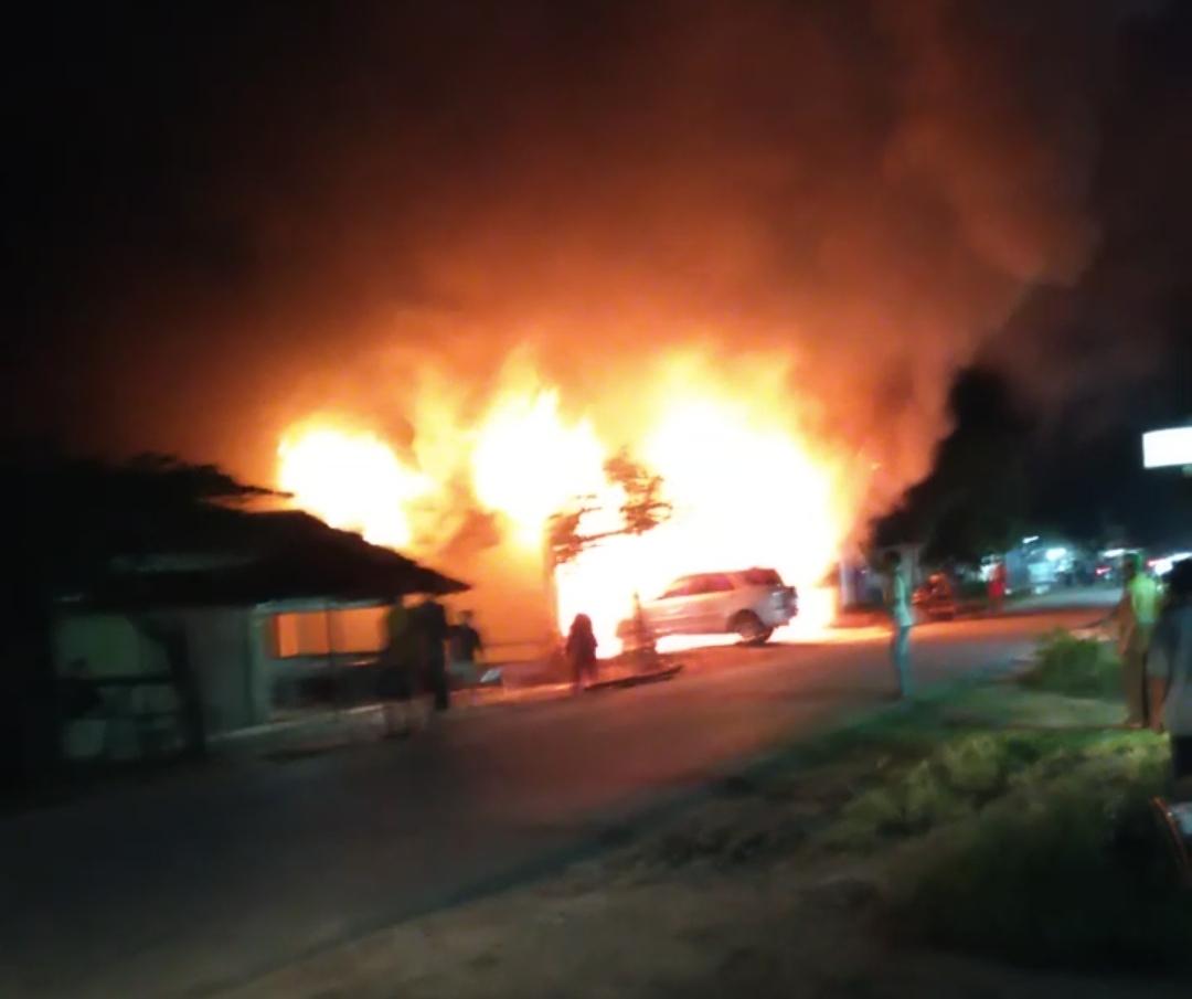 Anak Main Mancis, Toko dan 3 Mobil Rusak Terbakar di Ajamu