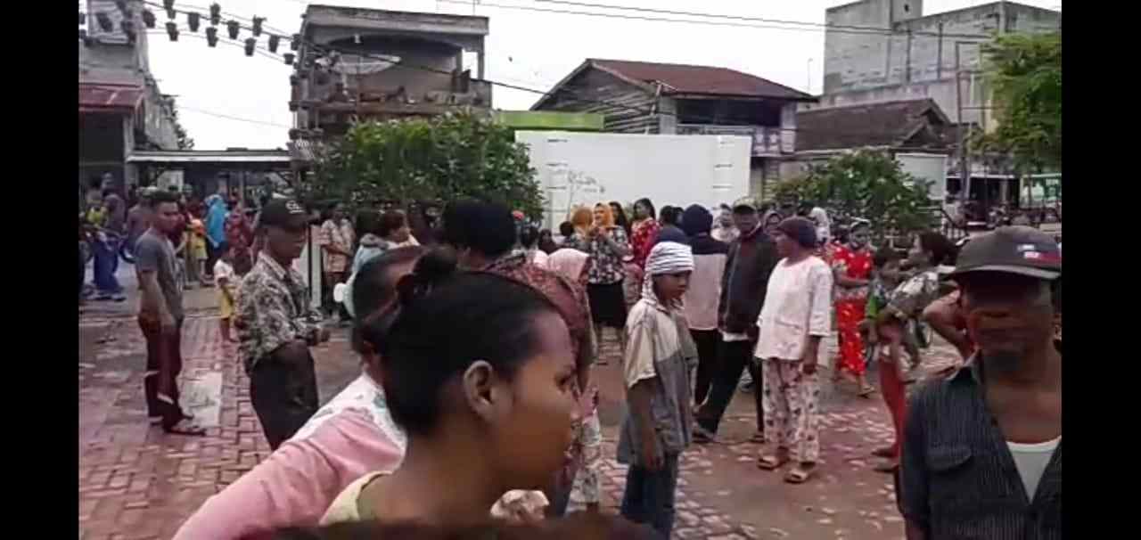 Tak Dapat Bantuan, Puluhan Masyarakat Geruduk Kantor Camat