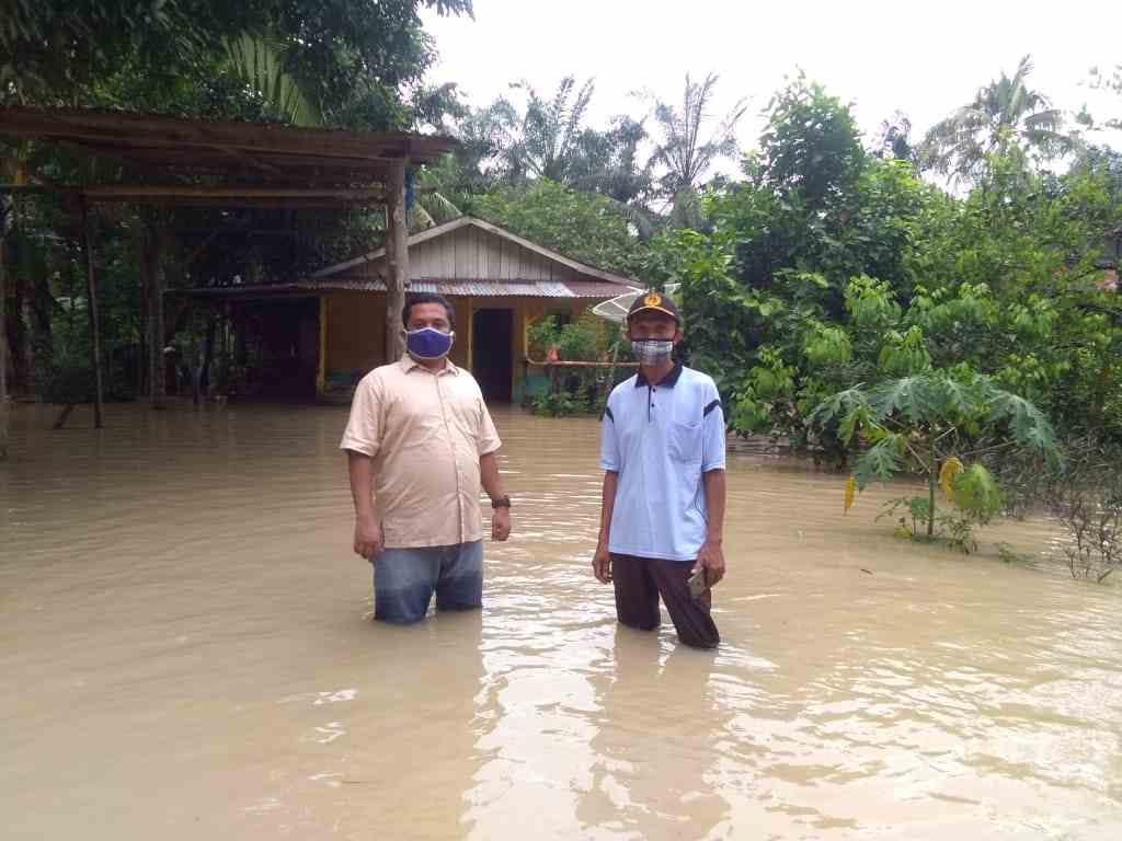 Camat Tinggi Raja Tinjau Lokasi Banjir di Terusan Tengah