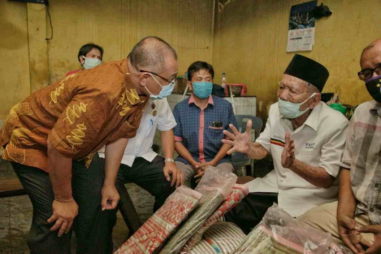 Wali Kota Medan Kunjungi dan Bantu Korban Kebakaran Tegal Sari
