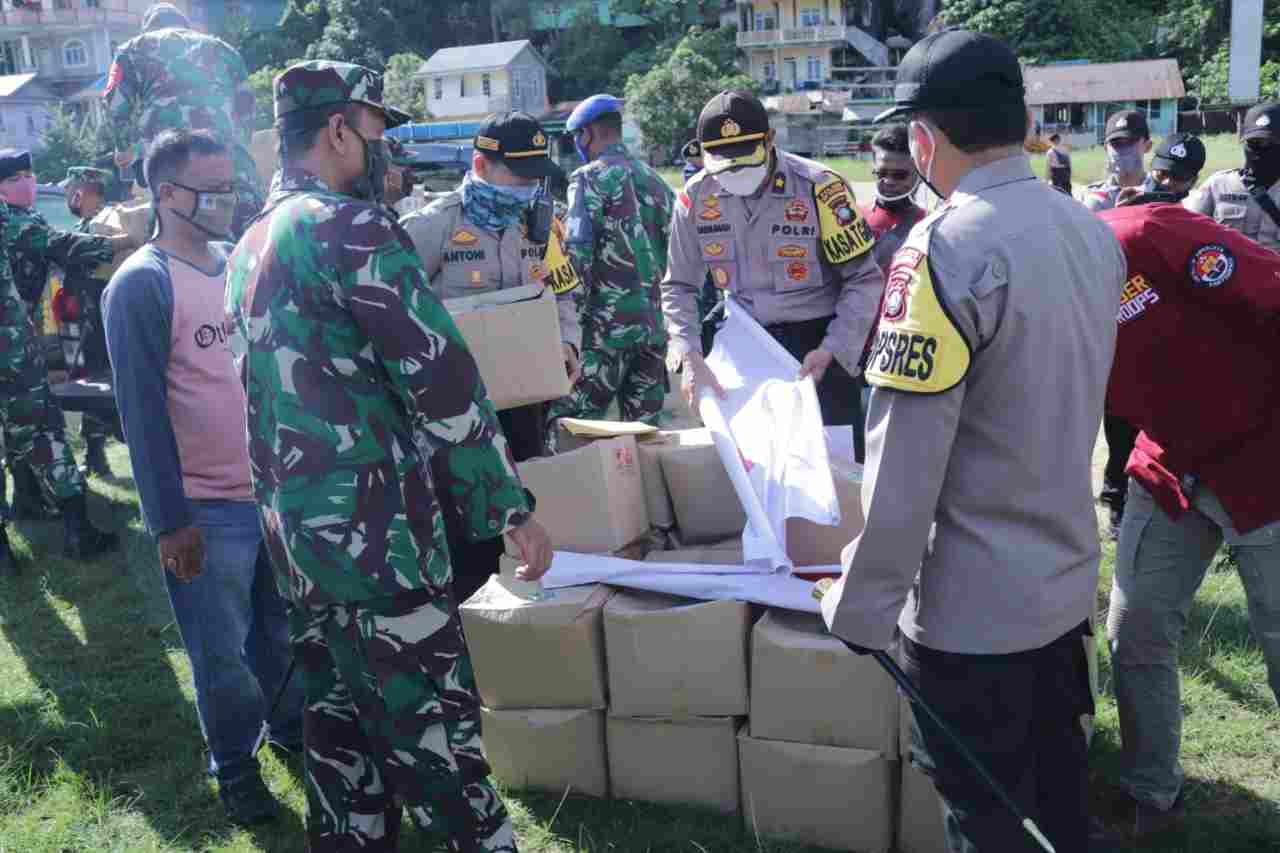Bhakti Sosial TNI Polri Bagikan Sembako kepada Warga Terdampak Covid-19 
