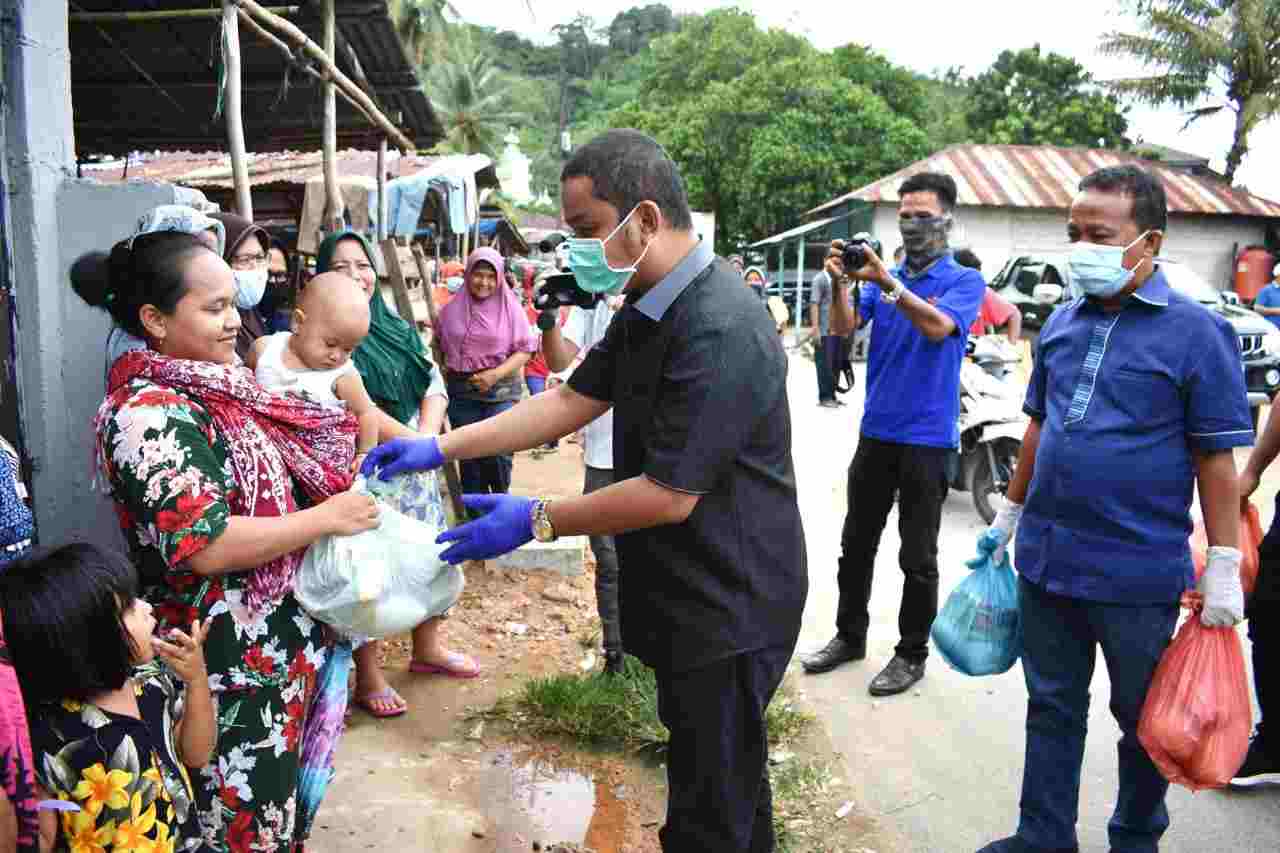  Bupati Tapteng, DPRD dan Forkopimda Bagikan Sembako kepada Masyarakat