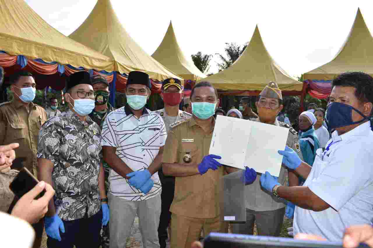 Bupati Tapteng Serahkan Secara Simbolis Seribu Sertifikat Tanah kepada Masyarakat