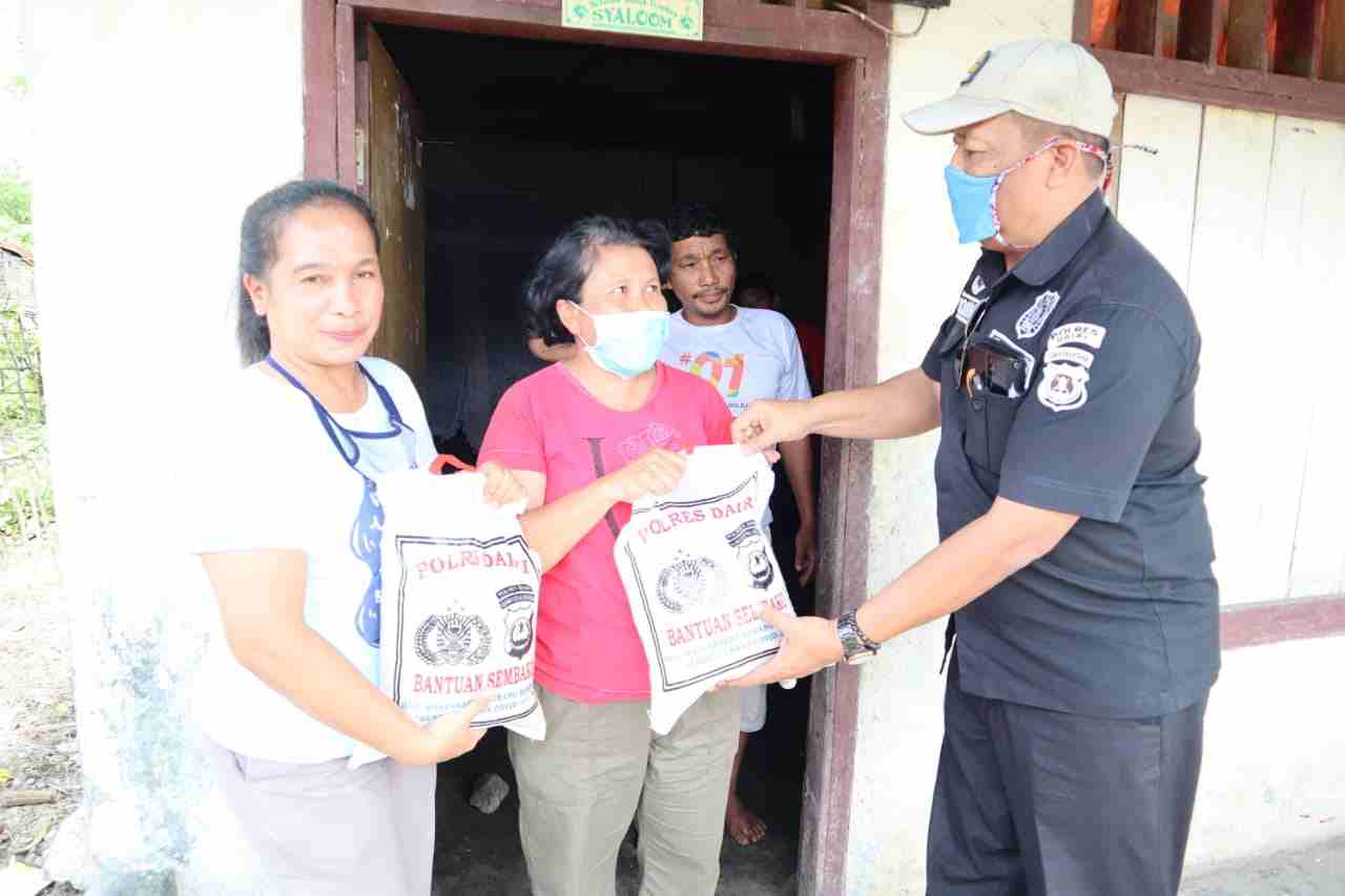 Polres Dairi Berikan Bantuan Sembako kepada Keluarga yang Kurang Mampu