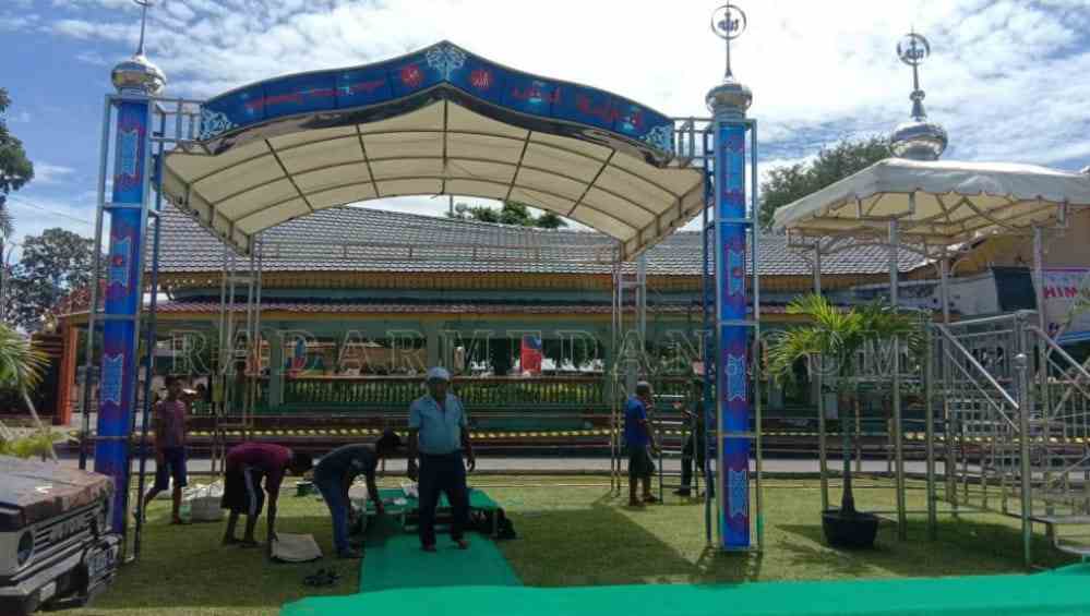 Jelang Idul Adha, Persiapan Pembuatan Area Podium di Tanah Lapang Binjai Hampir Rampung